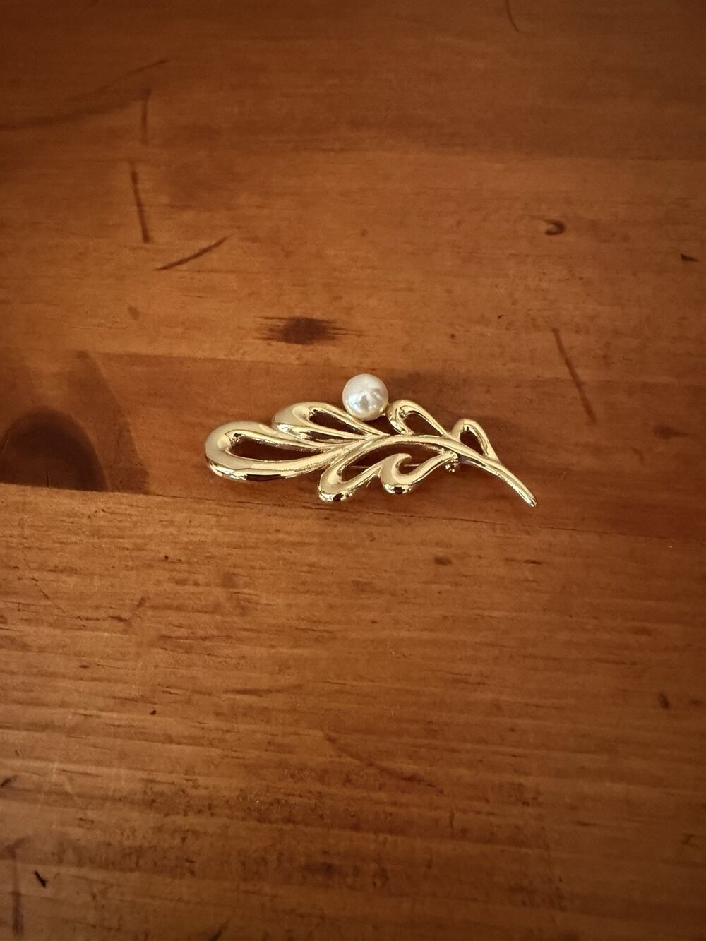 Vintage Gold Tone Leaf Brooch Faux Pearl Accent Openwork Floral Spray Pin Class